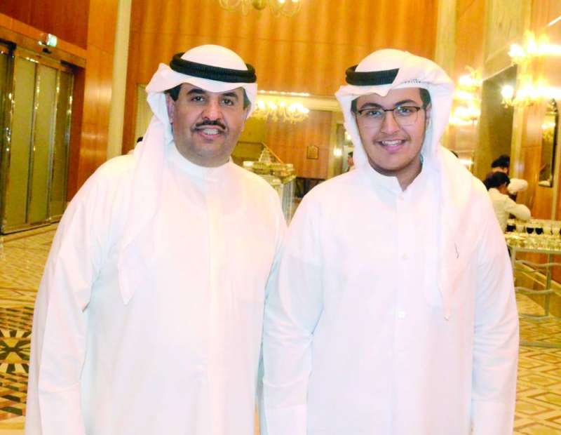 دعيج الخليفة مع نجله خليفة