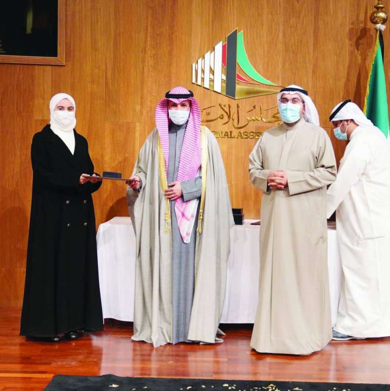 ... ومكرّماً إحدى الناشطات على هامش المؤتمر