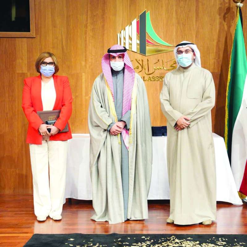 الغانم متوسطاً الشاهين وإحدى المكرمات