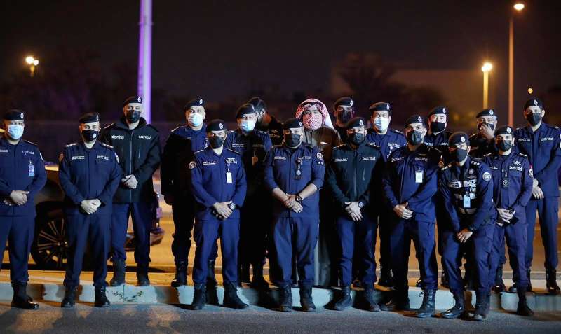 وزير الداخلية وأفراد النقطة الأمنية