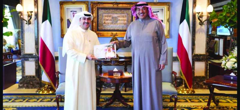 رئيس الوزراء متسلماً الكتابين من عيسى العميري