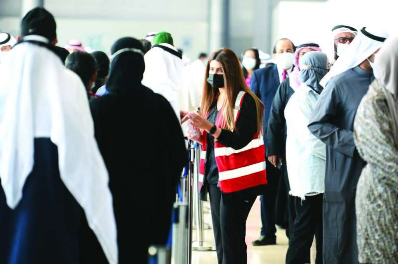 جهود حثيثة للكوادر الطبية في حملة التطعيم بأرض المعارض 	(تصوير أسعد عبدالله)