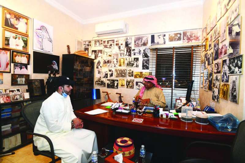 أنور عبدالله متحدثاً للزميل فيصل التركي (تصوير أسعد عبدالله)