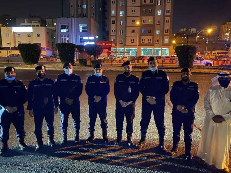 الفريق النهام لدى تفقده النقطة الأمنية