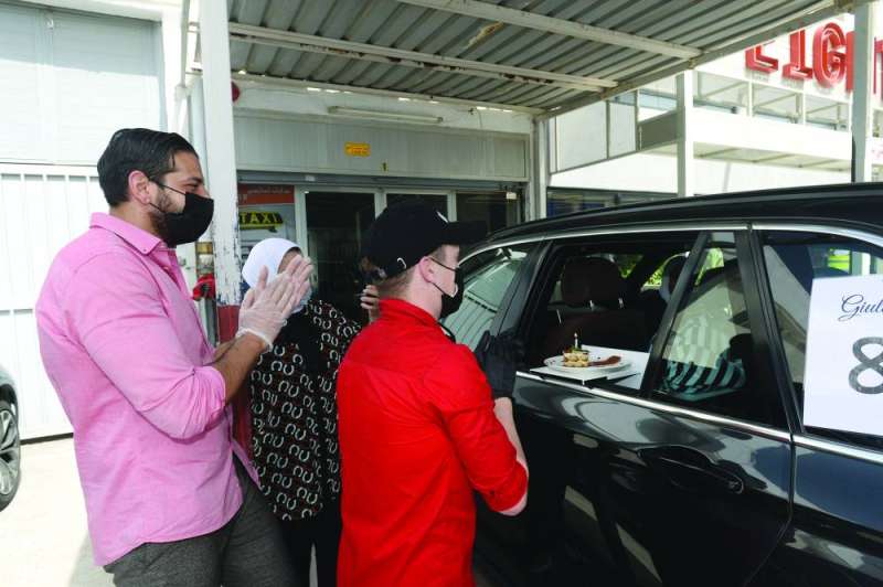 الاحتفال بعيد ميلاد أحد العملاء داخل سيارته