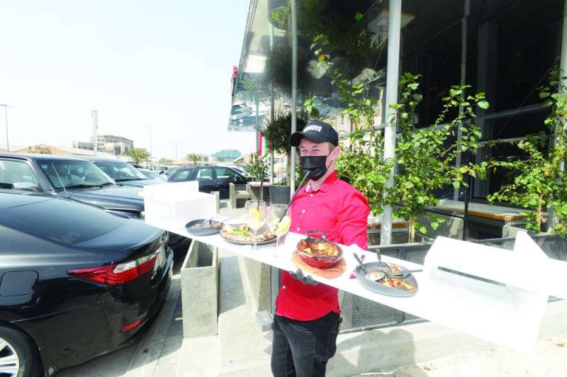 المائدة المستطيلة جاهزة للانتقال من المطعم للسيارة