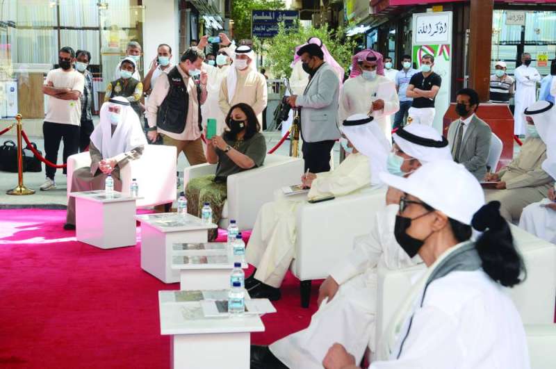 جانب من المشاركين في التوقيع 