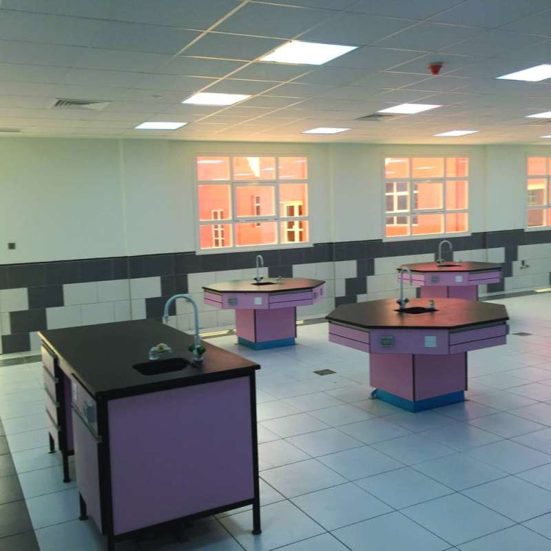 جانب من أثاث مختبرات إحدى المدارس الجديدة 