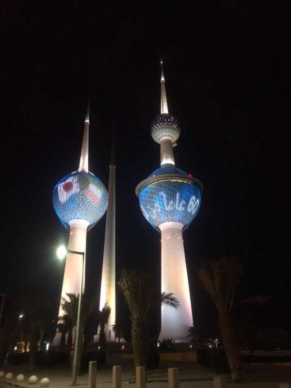 الأبراج تضيء بعلمي الكويت واليابان