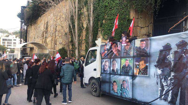  تجمع لوفد أهالي شهداء فوج إطفاء بيروت أمام منزل المنسقة العامة للأمم المتحدة