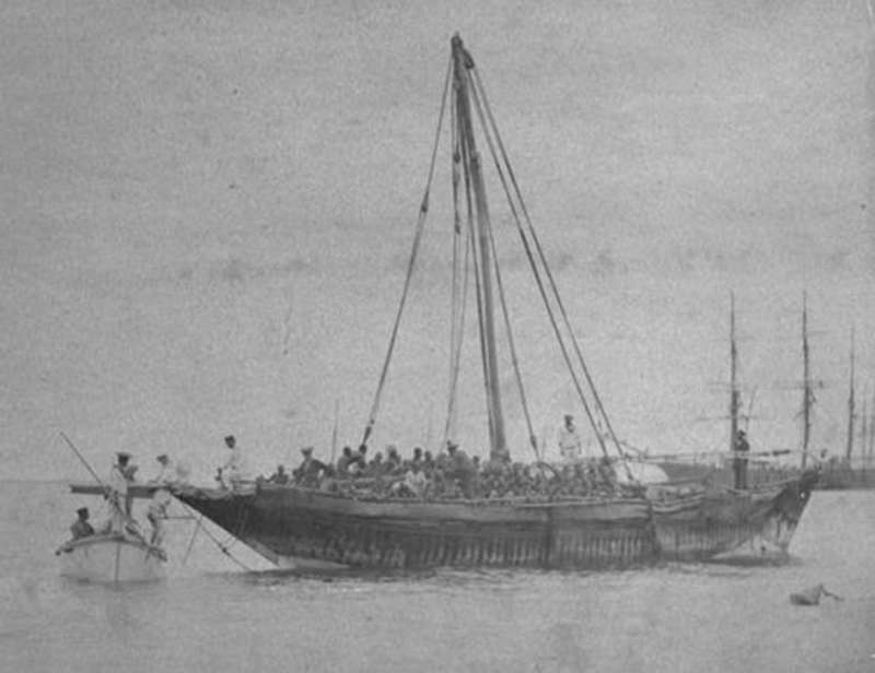 البريطانيون يعترضون قارباً كان يحمل العبيد تمهيداً لبيعهم في أسواق الخليج