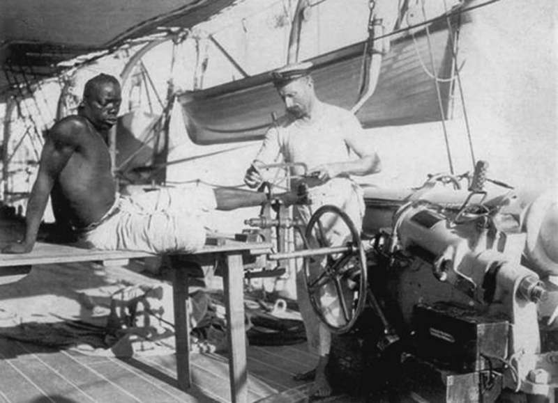 بريطاني على متن سفينة يقطع بالمنشار أغلال عبد هارب من الخليج في العام 1907