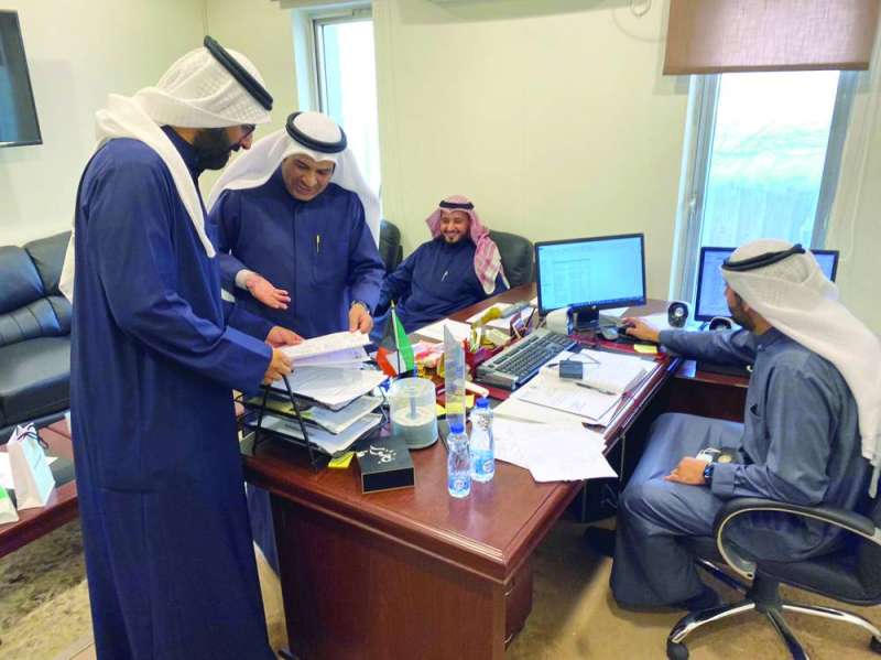 أبا ذراع متابعاً أعمال الإذاعة مع المُعدّ المقدم فيصل الشمري