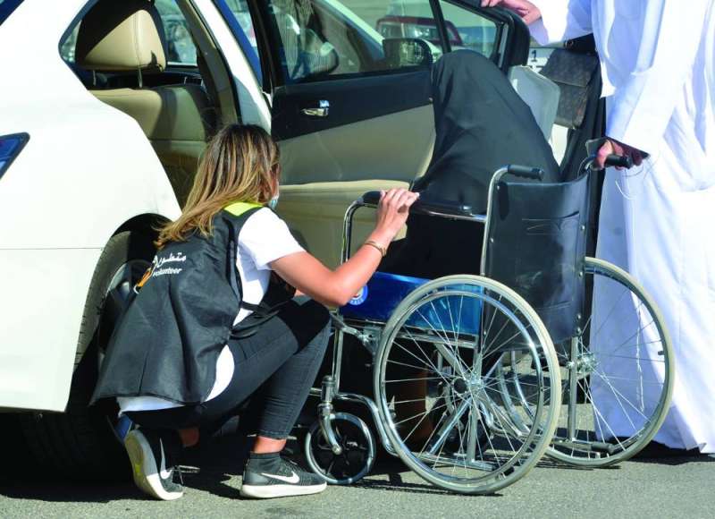 مساعدة سيدة في الخروج من السيارة                                            	                 (تصوبر نايف العقلة)