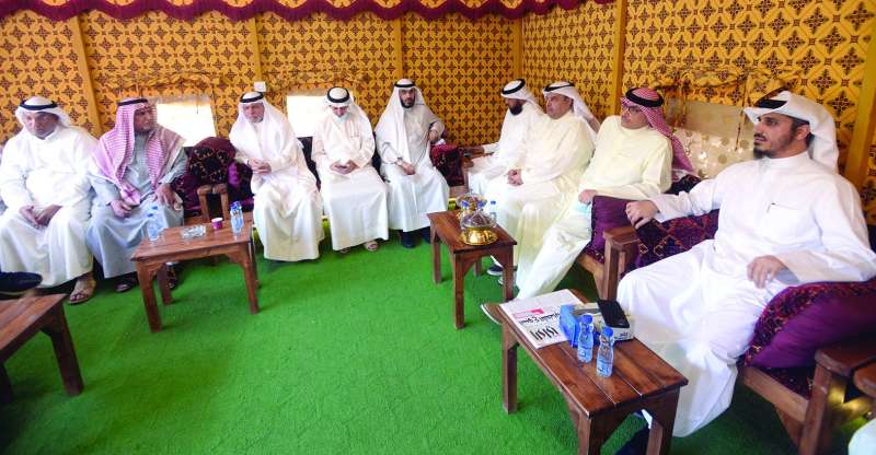 الداهوم مع عدد من النواب والمواطنين في ديوانه عقب صدور الحكم أمس 	 (تصوير أسعد عبدالله)