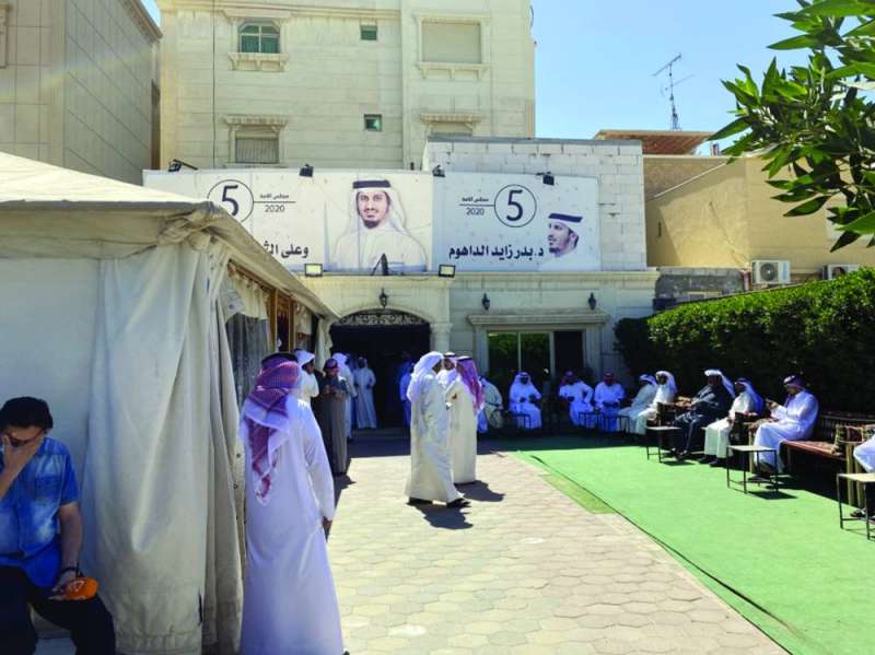 حضور أمام ديوان الداهوم