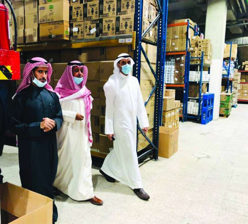 السبيعي والرشيدي والفهد خلال الجولة التفقدية بالجمعية