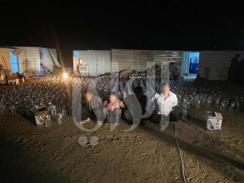 المتهمون وخلفهم المضبوطات