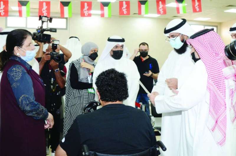 العتيبي يطلع على ملف أحد الأشخاص من ذوي الإعاقة 	 (تصوير أسعد عبدالله)