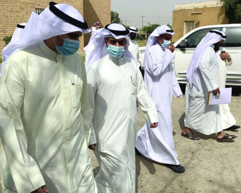 المنفوحي ومشعل العازمي عقب الاجتماع مع مديري النظافة