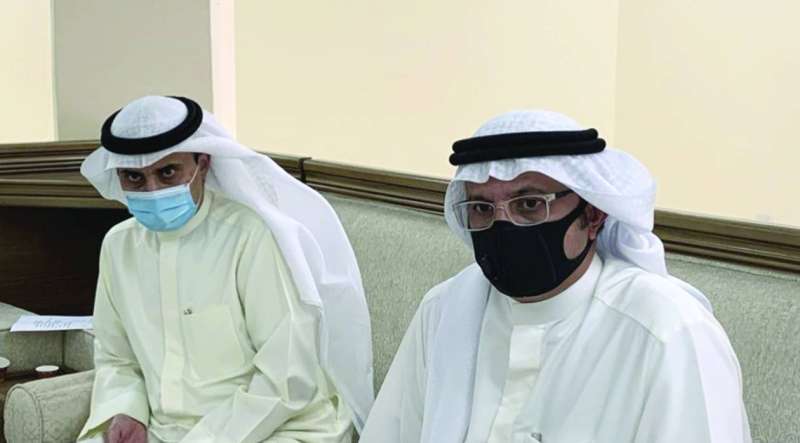 الشايع والمنفوحي على هامش الجولة في مزارع الوفرة أمس