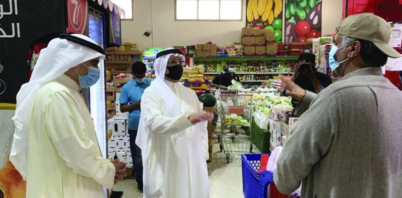 الشايع والمنفوحي خلال تفقدهما جمعية الوفرة التعاونية