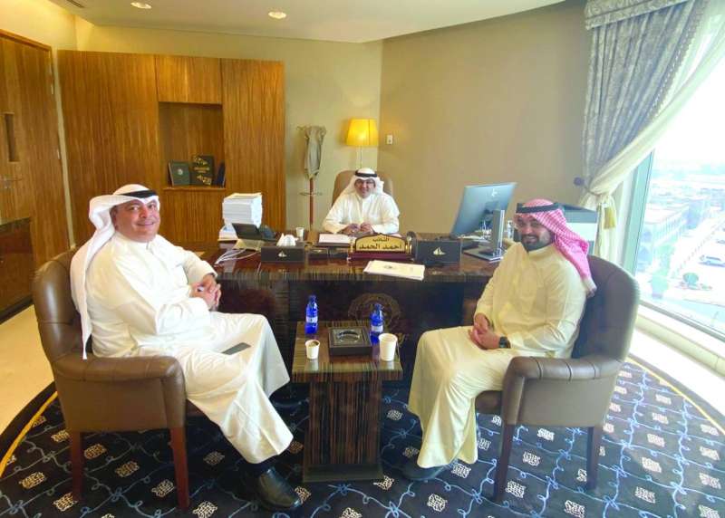 صلاح بوحسن وعبدالعزيز المبارك خلال الاجتماع مع النائب أحمد الحمد