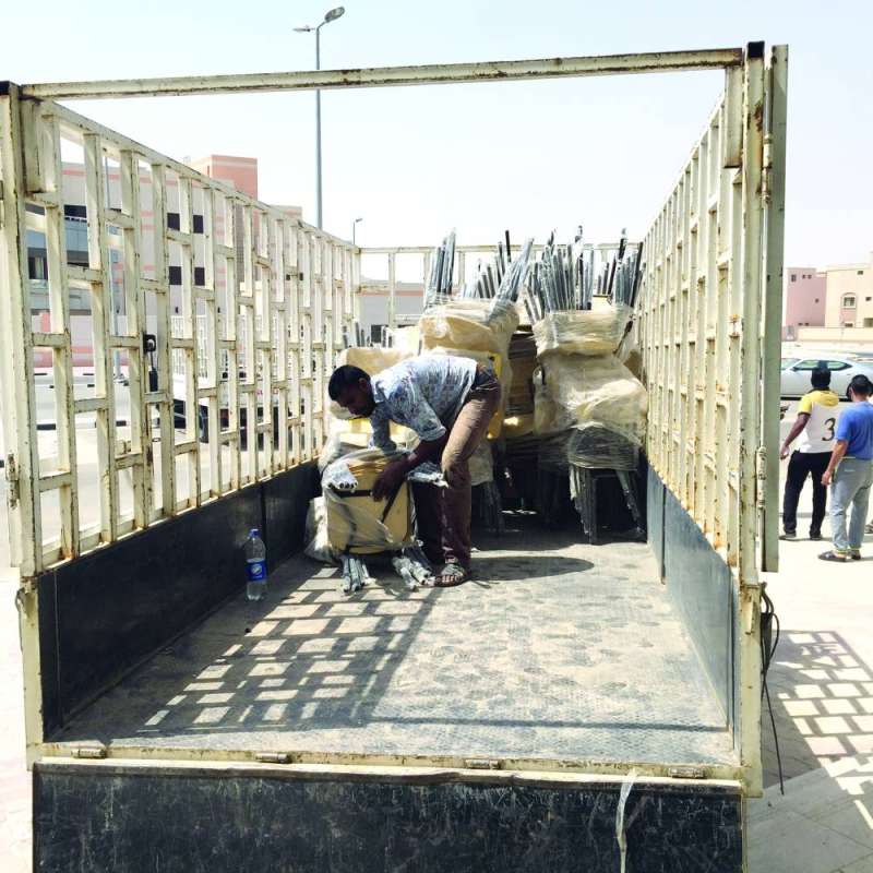 نقل أثاث مدرسي إلى مدارس جديدة