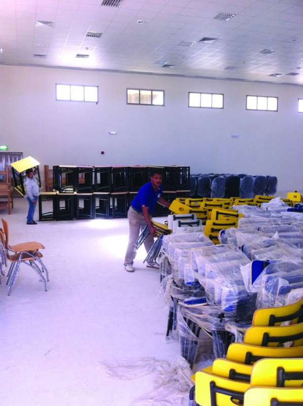 أثاث من المخازن إلى المدارس