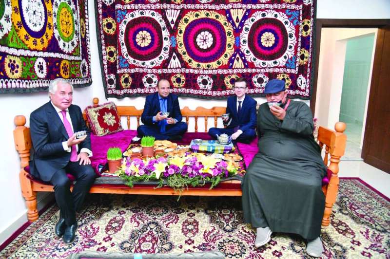 الزميل خالد الشرقاوي يحتسي الشاي الطاجيكي برفقة السفير وأعضاء السفارة ​