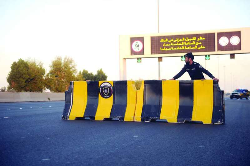 أحد عناصر الأمن يعمل على تجهيز نقطة التفتيش 	 (تصوير سعود سالم)