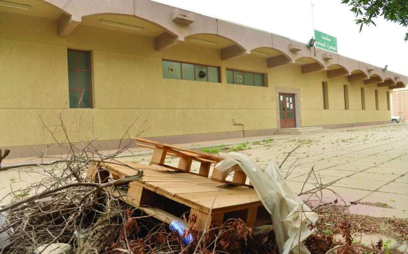 مكتبة الجهراء العامة... مهجورة وباحتها خربة (تصوير نايف العقلة)