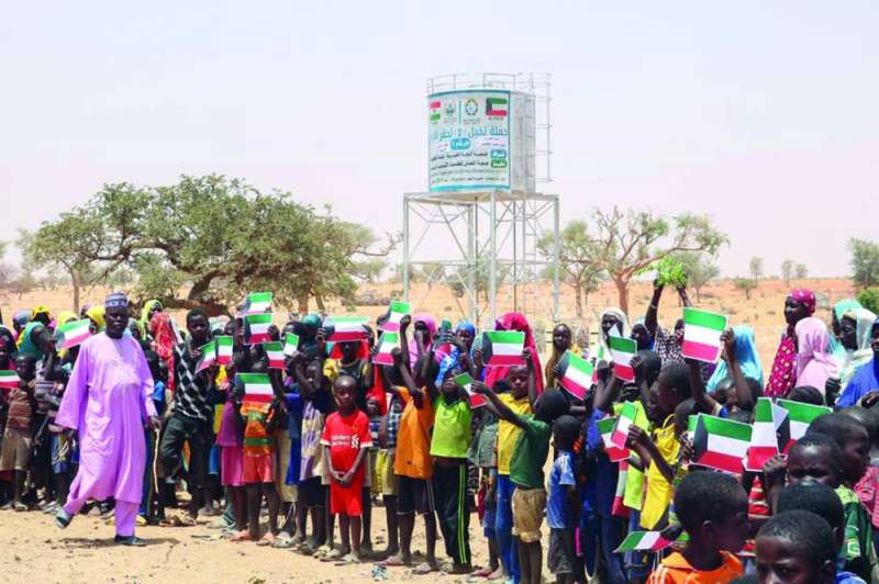 فرحة الأطفال بالقارة السمراء بافتتاح إحدى آبار المياه بتمويل «النجاة»