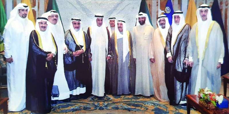 الأمير الراحل الشيخ صباح الأحمد مستقبلاً موسى معرفي بصفته أحد مستشاري بنك المياه الدولي مع عدد من الشخصيات