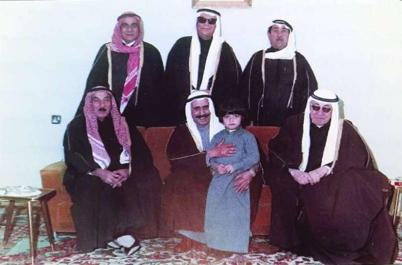 الأمير الراحل الشيخ صباح السالم في ديوان عائلة معرفي 1973 مع أقطاب العائلة: محمد رفيع حسين وجاسم إسماعيل وإبراهيم حسين وعبدالصمد عبدالله وباقرعبدالخضر والطفل يعقوب صادق
