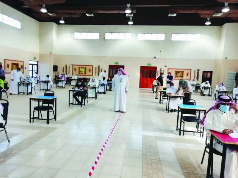 جانب من اختبارات نهاية العام لطلبة المنازل للصف الثاني عشر التي جرت العام الماضي وفق الاشتراطات الصحية