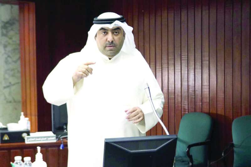 أسامة العتيبي متحدثاً من مقاعد الأعضاء