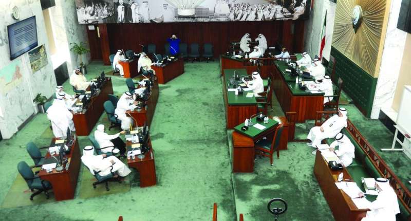 جانب من الجلسة 	(تصوير سعود سالم)