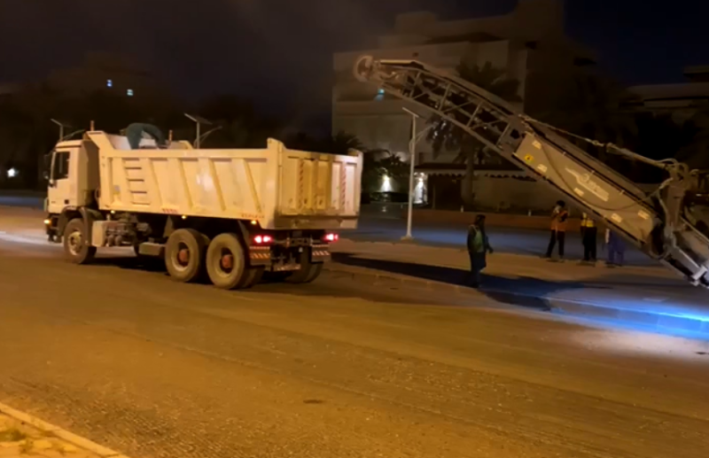 جانب من أعمال الأسفلت