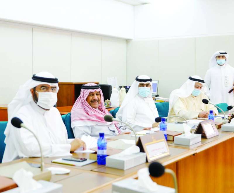 أعضاء اللجنة المالية في الاجتماع أمس