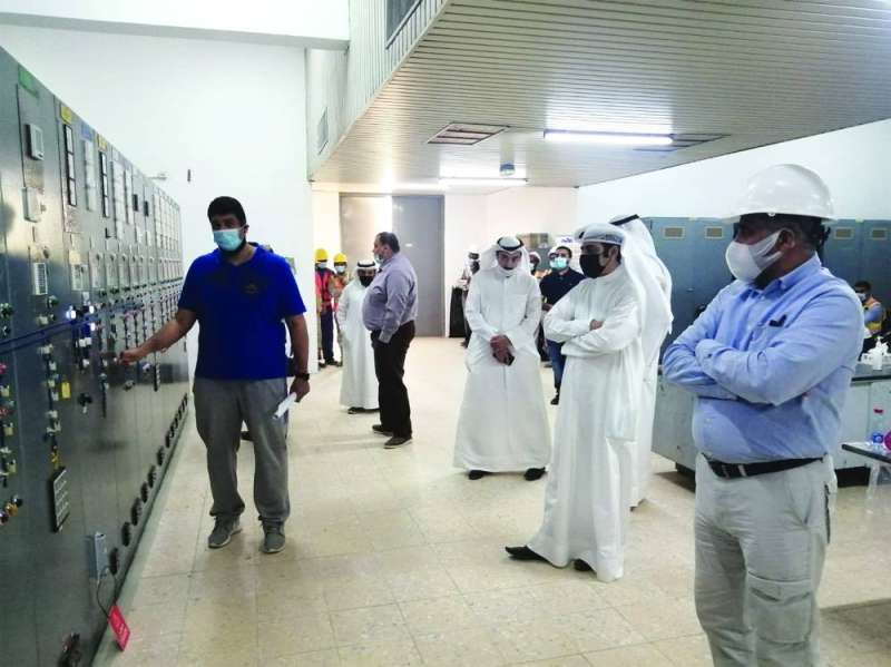 مهندسو الوزارة والشركة خلال إعادة تشغيل المحطة