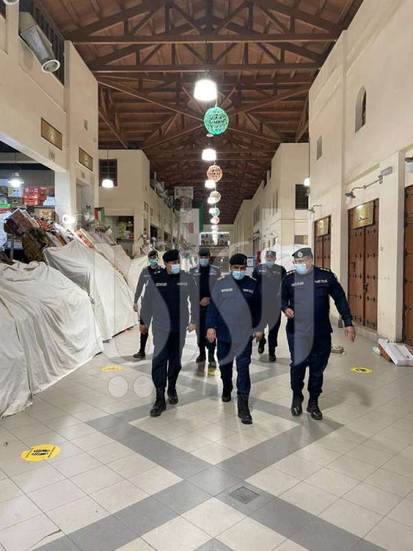 .. ومتفقدا سوق المباركية