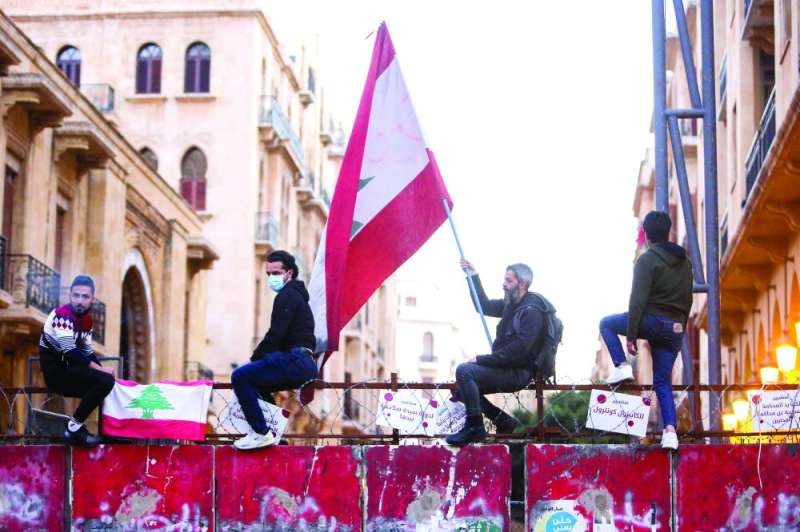 محتجون لبنانيون في بيروت	 (أ ف ب)