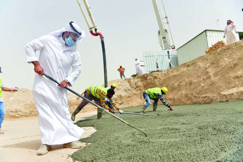 مواطن سعيد ببدء بناء قسيمته يُشارك في صب النظافة لأرضيتها 	(تصوير نايف العقلة)