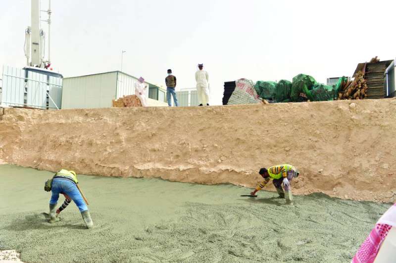 أول صبة خرسانية في المطلاع	 (تصوير نايف العقلة)