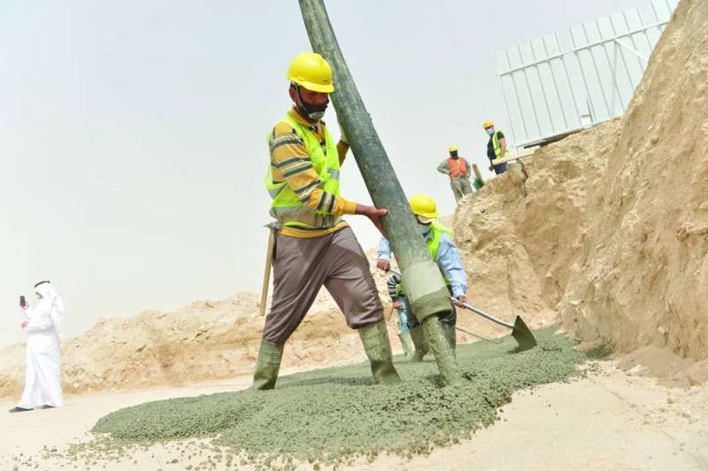 عمال البناء يبدأون بصب الأرضيات الخرسانية
