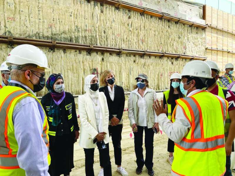 قياديو المعهد و«الطرق» خلال تفقدهم إنشاءات الجسر