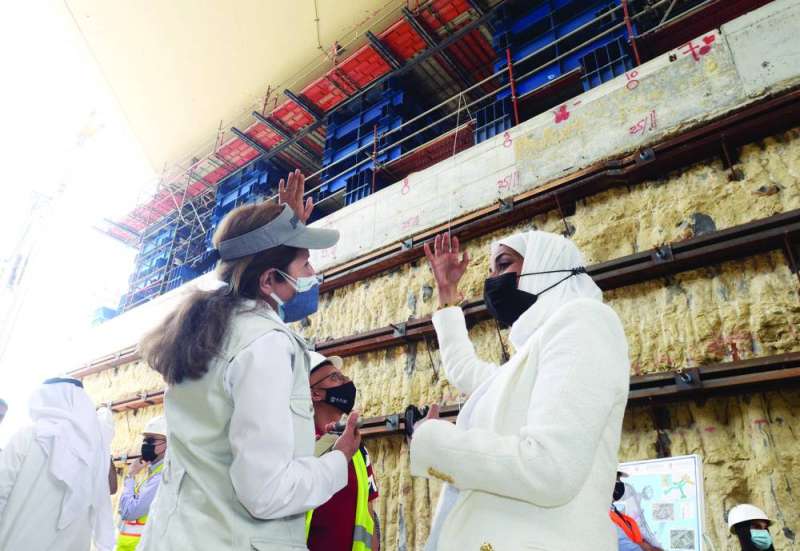 سميرة السيدعمر وشيخة السند في حوار عن المشروع 	(تصوير أسعد عبدالله)