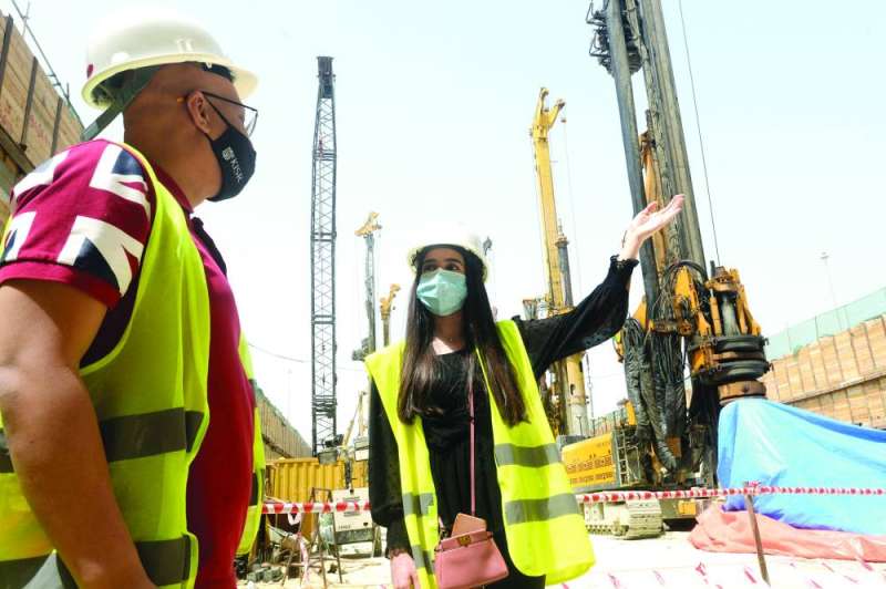 إحدى المهندسات تشرح التقنية الجديدة في الرقابة الإنشائية