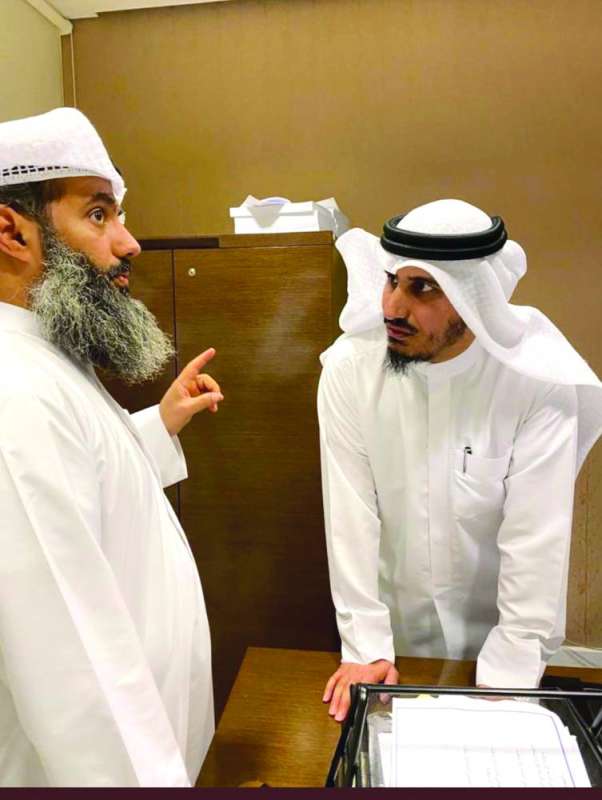 الداهوم والشلاحي في حديث جانبي على هامش الاجتماع أمس